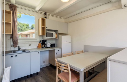 La Roque-sur-Pernes Condominio | Provencal house with garden access