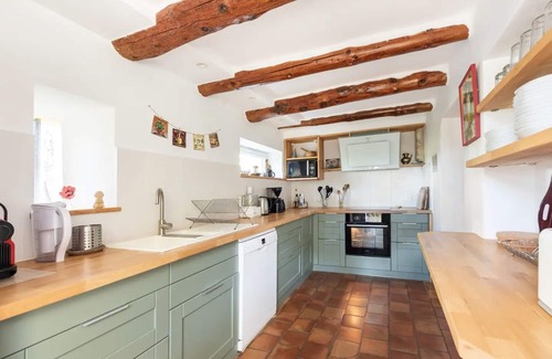 Cadenet Casa | Provencal house with large garden and swimming pool.