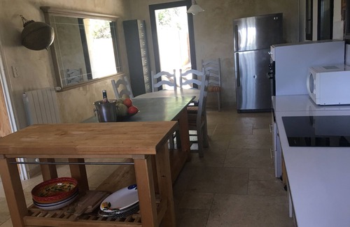 Pernes-les-Fontaines Casa | Villa provenzal con grandes pinos y piscina.