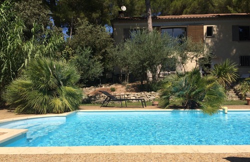 Pernes-les-Fontaines Casa | Villa provenzal con grandes pinos y piscina.