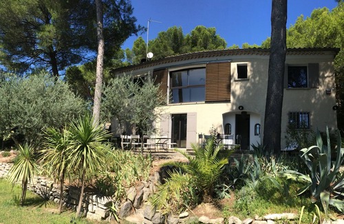 Pernes-les-Fontaines Casa | Villa provenzal con grandes pinos y piscina.