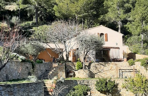 Toulon Casa | Provencal villa perched in the hills