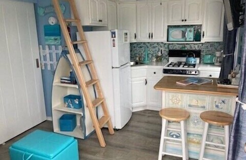 Provincetown Cabaña | Aug/Sept avail! PTown Cottage: A/C outdoor shower,parking,pool, steps to beach.