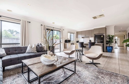 South Morang Casa | Provincial 4BR Family Retreat Near Train & Shops