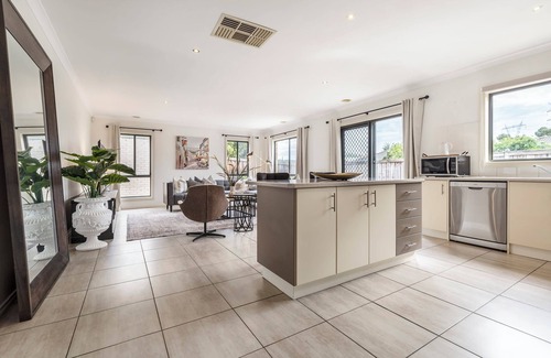 South Morang Casa | Provincial 4BR Family Retreat Near Train & Shops
