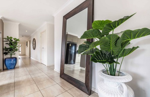 South Morang Casa | Provincial 4BR Family Retreat Near Train & Shops