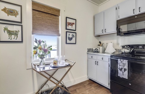 Waterfront Greens Casa | Prvt Rm 9: Prvt bath, gas fireplace, cable TV