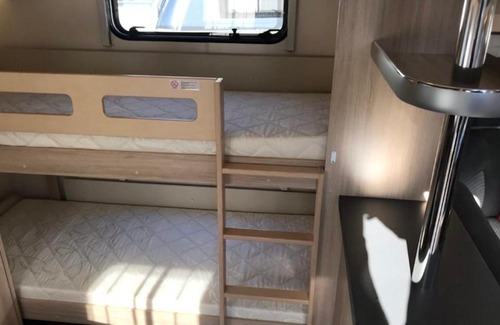 Pierwoszyno Otro | Przyczepa kempingowa VIP Hobby 650 KMFe z klimatyzacją i łazienką, Hel