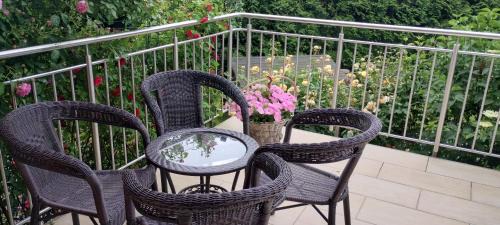 Bielany Wroclawskie Apartamento | Przytulny Apartament z Parkingiem na przedmieściach Wrocławia by Noclegi Renters
