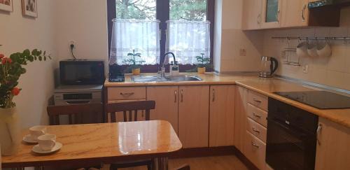 Bielany Wroclawskie Apartamento | Przytulny Apartament z Parkingiem na przedmieściach Wrocławia by Noclegi Renters