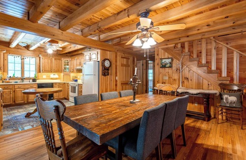 Bethel Cabina | Pucky Pines: Minutes to Bethel Woods + Hot Tub