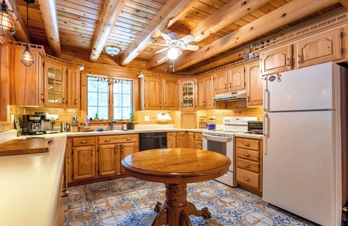 Bethel Cabina | Pucky Pines: Minutes to Bethel Woods + Hot Tub