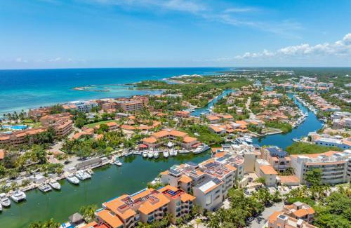 Puerto Aventuras Apartamento | Puerto Aventuras Private Terrace and Golf View