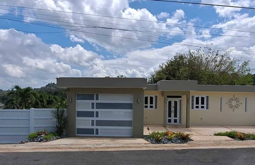 Minillas Apartamento | New Listing! Puerto Rico-Breathtaking Views/Centrally located/Family/Relaxation