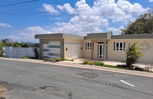 Minillas Apartamento | New Listing! Puerto Rico-Breathtaking Views/Centrally located/Family/Relaxation