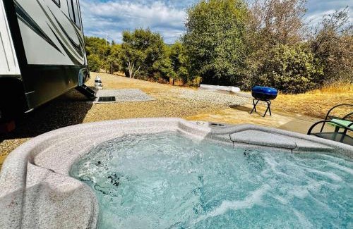 Ahwahnee Apartamento | Puffy Panda RV-Hot Tub-Sleeps 2