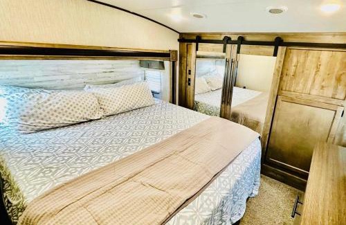 Ahwahnee Apartamento | Puffy Panda RV-Hot Tub-Sleeps 2