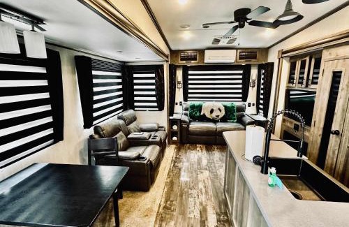 Ahwahnee Apartamento | Puffy Panda RV-Hot Tub-Sleeps 2