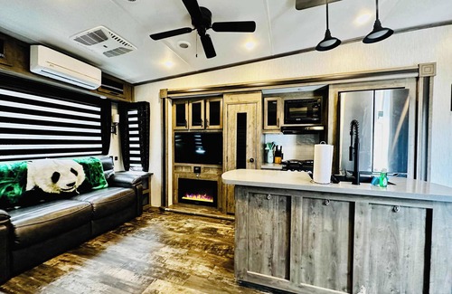 Ahwahnee Apartamento | Puffy Panda RV-Hot Tub-Sleeps 2