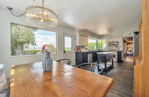 Des Moines Casa | Puget Sound View Stunner in Marina Beach Town