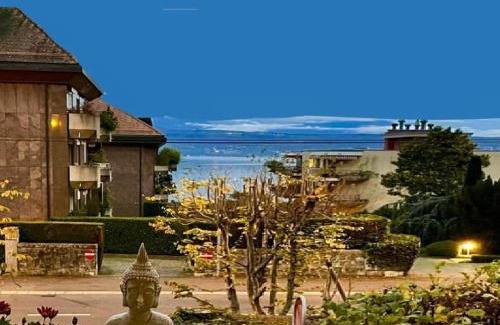 Pully Apartamento | PULLY LAUSANNE sunny apartment on lakeside street and direct bus to Lausanne train station