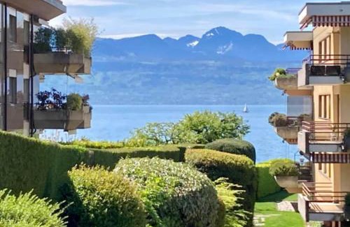 Pully Apartamento | PULLY LAUSANNE sunny apartment on lakeside street and direct bus to Lausanne train station