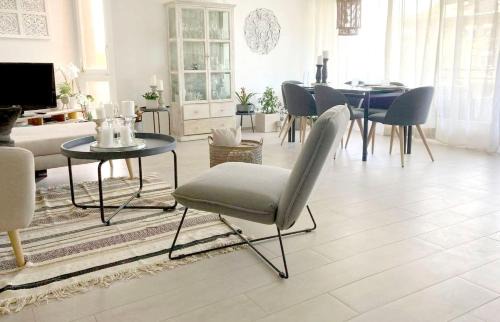 Pully Apartamento | PULLY LAUSANNE sunny apartment on lakeside street and direct bus to Lausanne train station