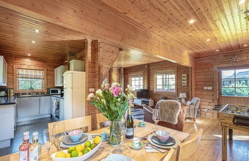 Tenby Cabina | Pumpkin Lodge · Scandi Cabin in Heart of Anglesey with Parking