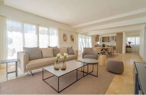Cap Cana Marina Apartamento | Punta Palmera Beach Front and pool views Cap Cana