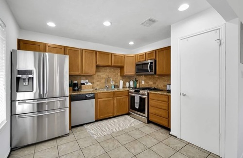 Spring Casa | Pup friendly home in Spring w/yard near IAH, Exon & The Waterway