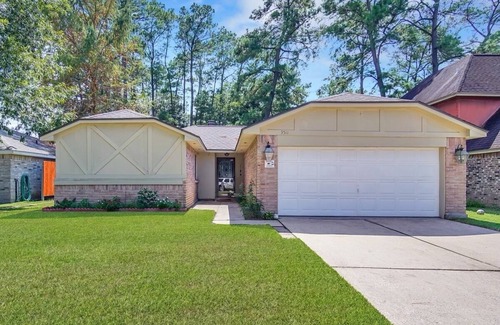 Spring Casa | Pup friendly home in Spring w/yard near IAH, Exon & The Waterway