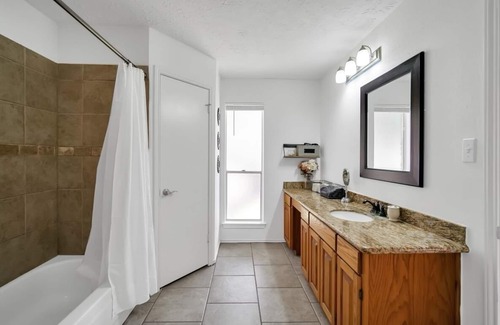 Spring Casa | Pup friendly home in Spring w/yard near IAH, Exon & The Waterway
