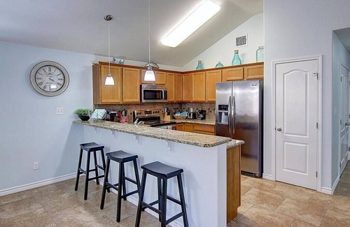 Port Aransas Casa | ¡Pura Sol! Casa privada, piscina climatizada, carrito - ¡Se admiten perros!