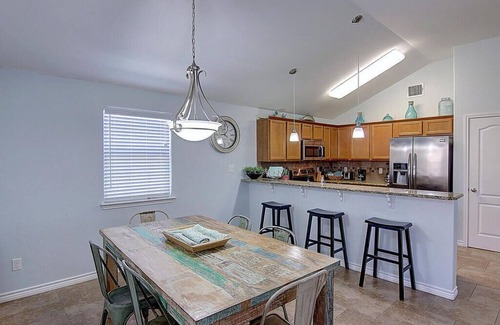 Port Aransas Casa | ¡Pura Sol! Casa privada, piscina climatizada, carrito - ¡Se admiten perros!