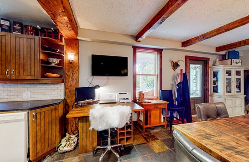 The Blue Mountains Apartamento | Pura Via: Zen Veranda- Bed and Breakfast - near ski lifts with hot tub & firepit