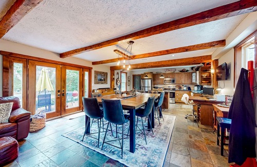 The Blue Mountains Apartamento | Pura Via: Zen Veranda- Bed and Breakfast - near ski lifts with hot tub & firepit