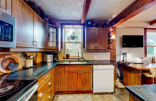The Blue Mountains Apartamento | Pura Via: Zen Veranda- Bed and Breakfast - near ski lifts with hot tub & firepit