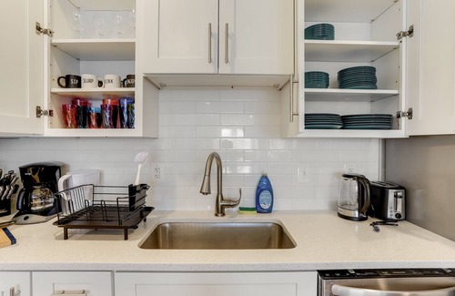 Near Northeast Condominio | "Pura Vida" Fabulous 4 Bed Home near H St & Union Market