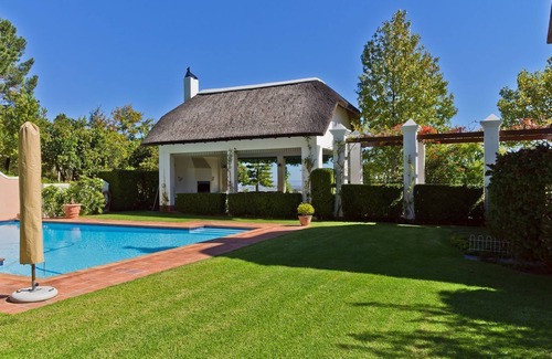 Stellenbosch Cabaña | Mímese en una granja de olivos rodeada de naturaleza fynbo y viñedos.