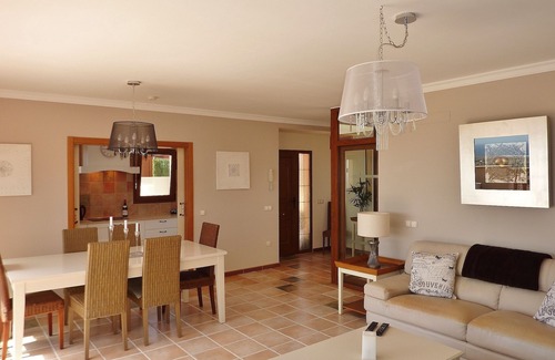 Caleta de Fuste Villa | Indulgencia pura, mesa de billar, bañera de hidromasaje, piscina climatizada, wifi gratis, TV de cielo completo.