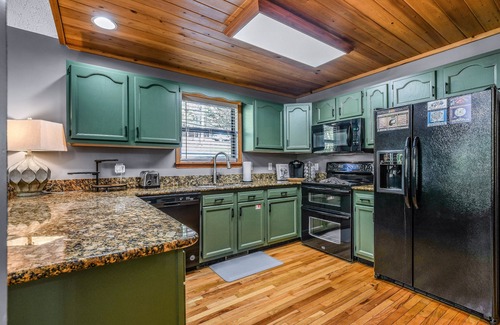 Sevierville Cabina | Pure & Simple 3 Bedroom Cabin by RedAwning
