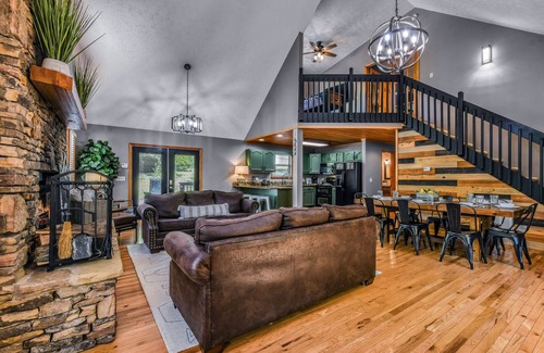 Sevierville Cabina | Pure & Simple 3 Bedroom Cabin by RedAwning