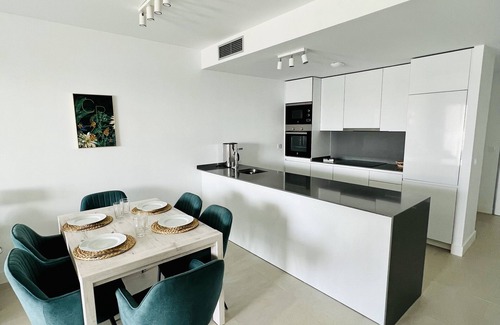 Alcorrin Apartamento | Pure South – Elegancia moderna con vistas al mar