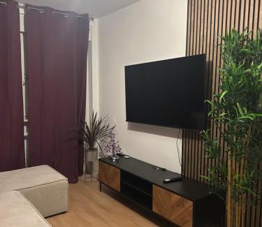Rastpfuhl Apartamento | Purple Escape Balkon Netflix zentral