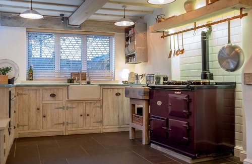 Burton Joyce Casa | Purple Poppy Cottage