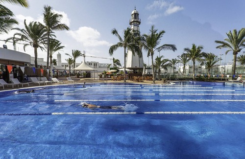 Puerto del Carmen Chalet De Esquí | Purple Volcano - 200 m de la playa con piscina, sauna, gym del Centro Deportivo Fariones