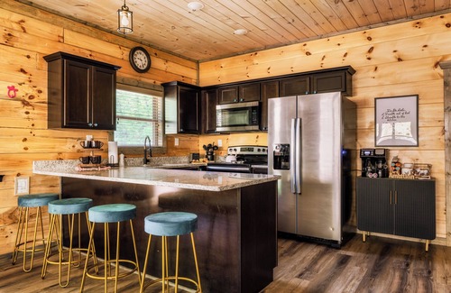 Sevierville Cabina | Putt-Putt, Hot Tub, Laser Tag, Arcade, Deck, Air Hockey, Resort Pool, Grill