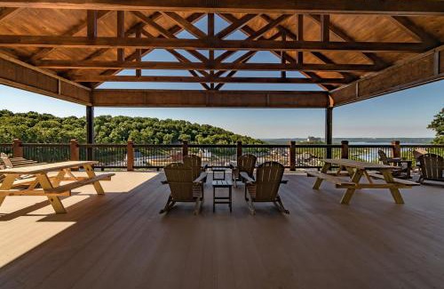 Table Rock Casa | Pvt Indoor Pool-Basketball Court-Theatre Room & Hot Tub-Games-Sleeps 46-Table Rock View-Free Tickets