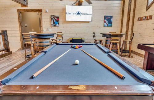 Table Rock Casa | Pvt Indoor Pool-Basketball Court-Theatre Room & Hot Tub-Games-Sleeps 46-Table Rock View-Free Tickets