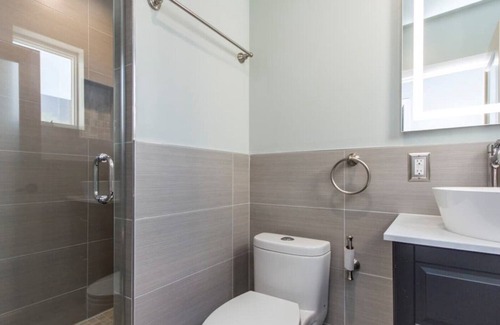 Spruce Hill Apartamento | Pvt. Patio. Walk to Penn. Free Park. 12-15 people